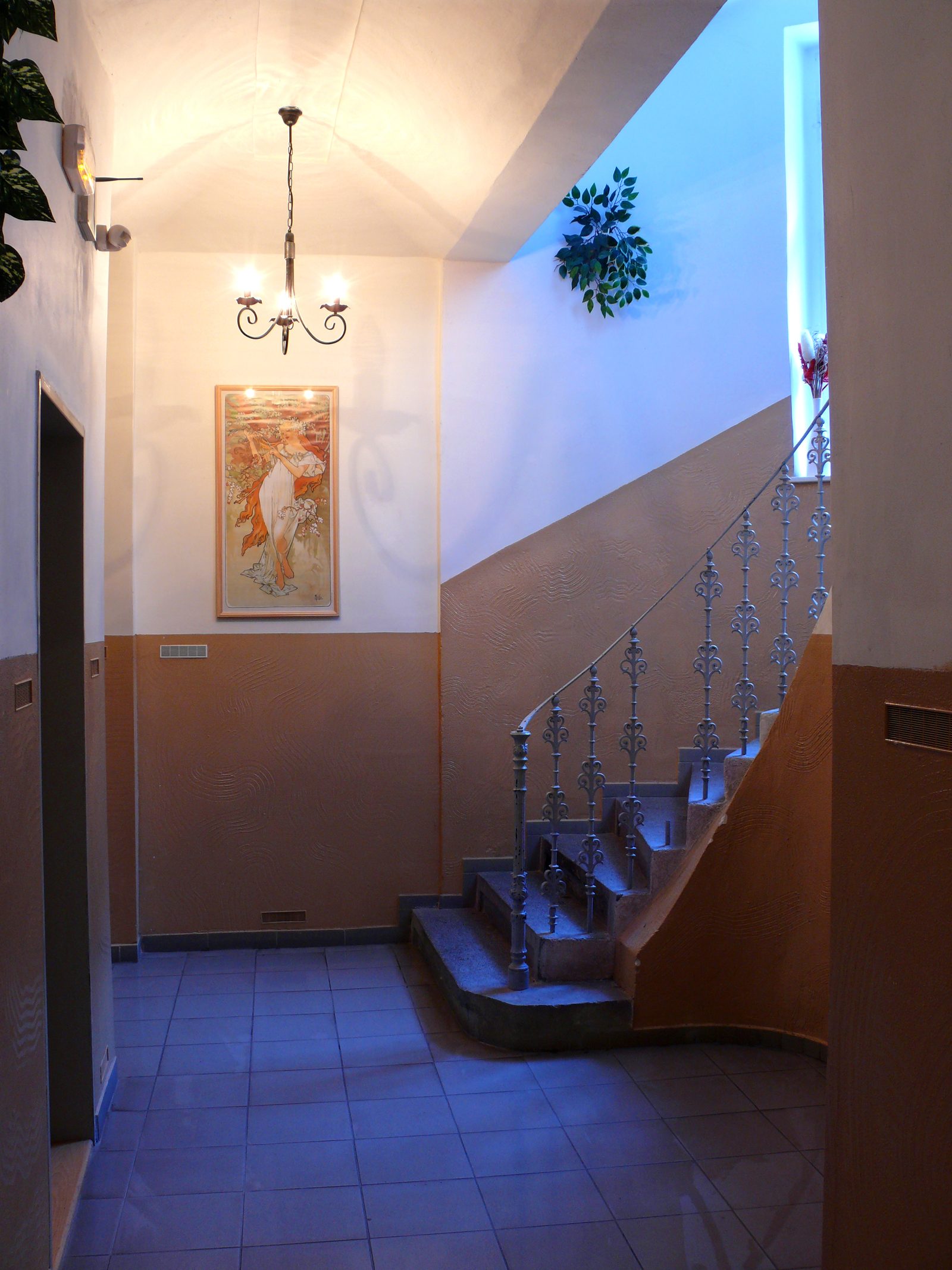 Trapphus med Alfons Mucha-affisch
