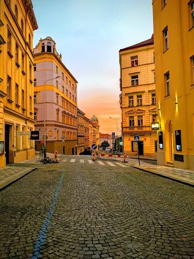 Štítnéhogatan i Žižkov i skymningen