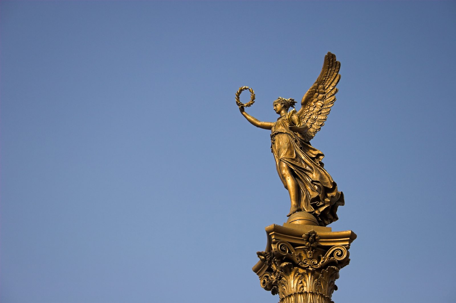 Ángel dorado en la Ciudad Nueva de Praga